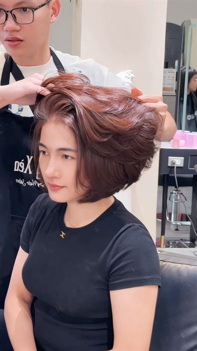 Khách hàng Tony Xèo - tóc bob highlight, đang tạo kiểu tại salon