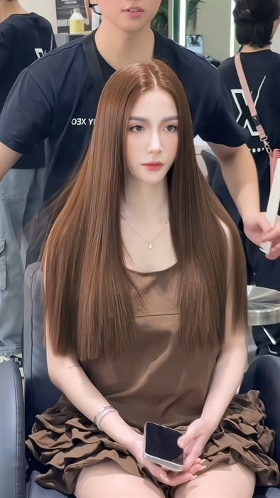 Khách hàng Tony Xèo - tóc nâu thẳng, có 2 stylist salon phía sau