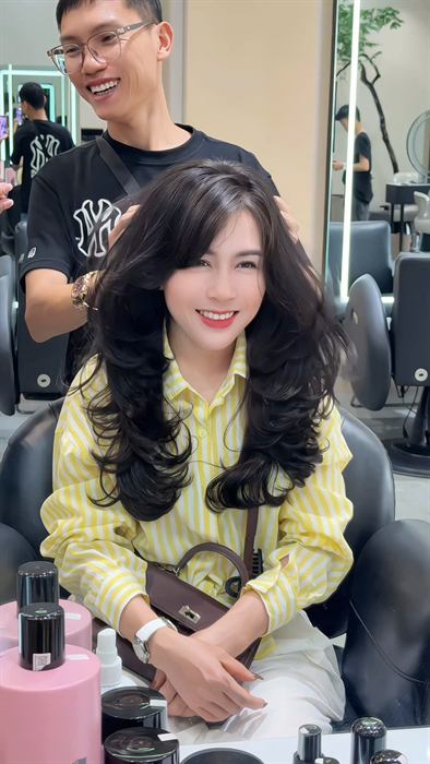 Khách hàng Tony Xèo - tóc đen uốn sóng, nụ cười tươi cùng stylist
