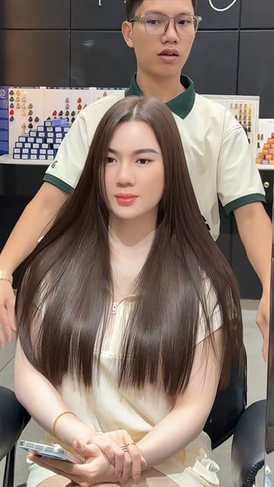 Khách hàng Tony Xèo - tóc đen thẳng, đang trong quá trình nhuộm