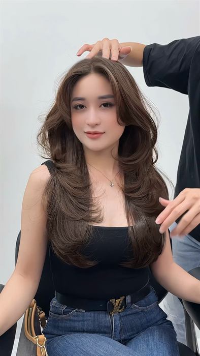Khách hàng Tony Xèo - tóc nâu uốn sóng, đang chỉnh dáng