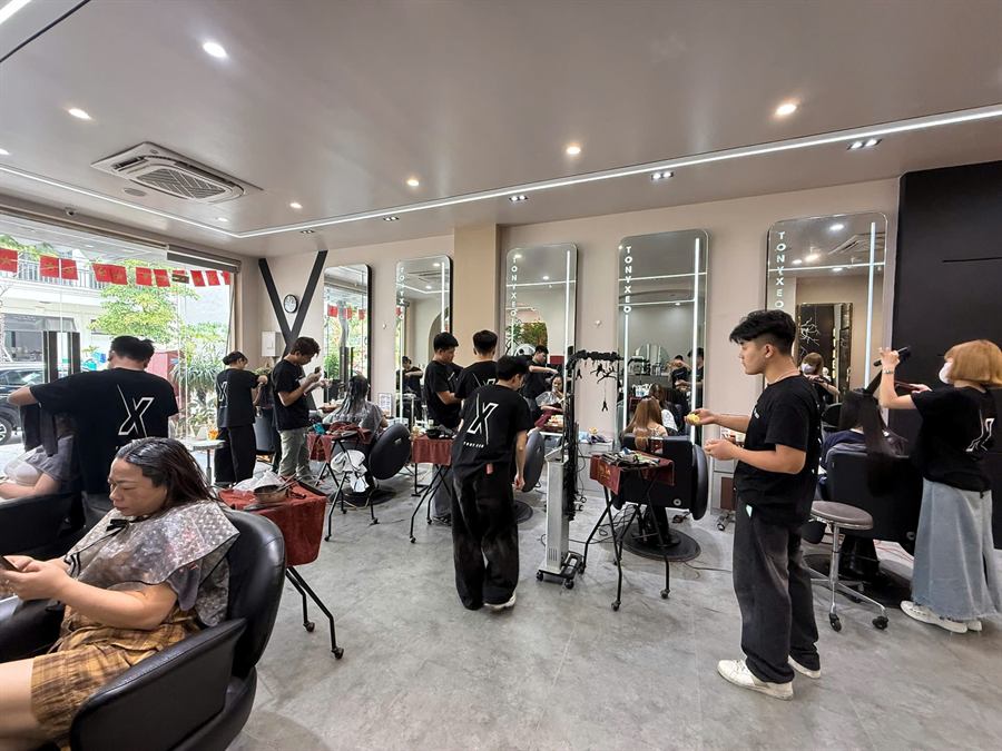 Không gian salon nhìn từ trong ra cửa kính