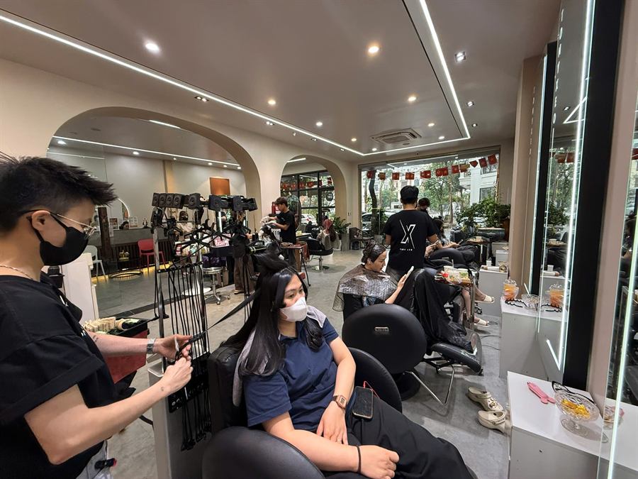 Khu vực gương vòm, nhân viên đang phục vụ khách